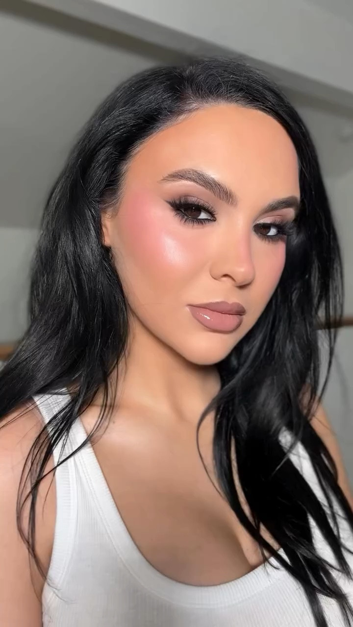 You can call me the Nude Lip Queen 😮‍💨 A must try combo 🤌🏼✨ 

@rarebeauty strong lip liner 
@charlottetilbury iconic nude lip liner
@maccosmetics boy bait gloss + simulation lip plumper

#makeupartist #makeup #makeupoftheday #lipcombo #charlottetilbury #rarebeauty