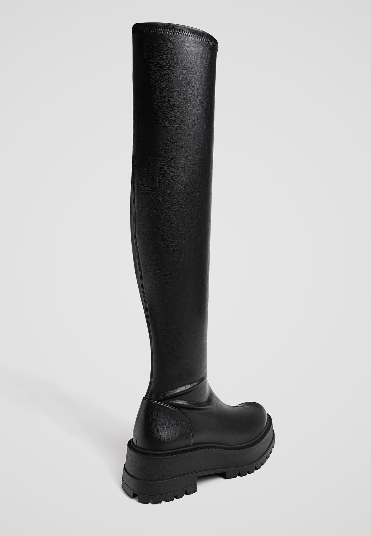 Black flat track sole XL boots | Stradivarius (UK)