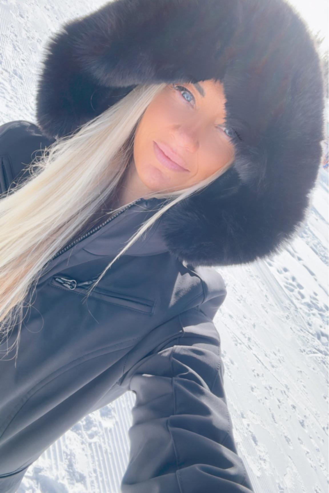 The perfect fitted ski suit. I’m obsessed! 🖤

#LTKstyletip #LTKtravel #LTKSeasonal