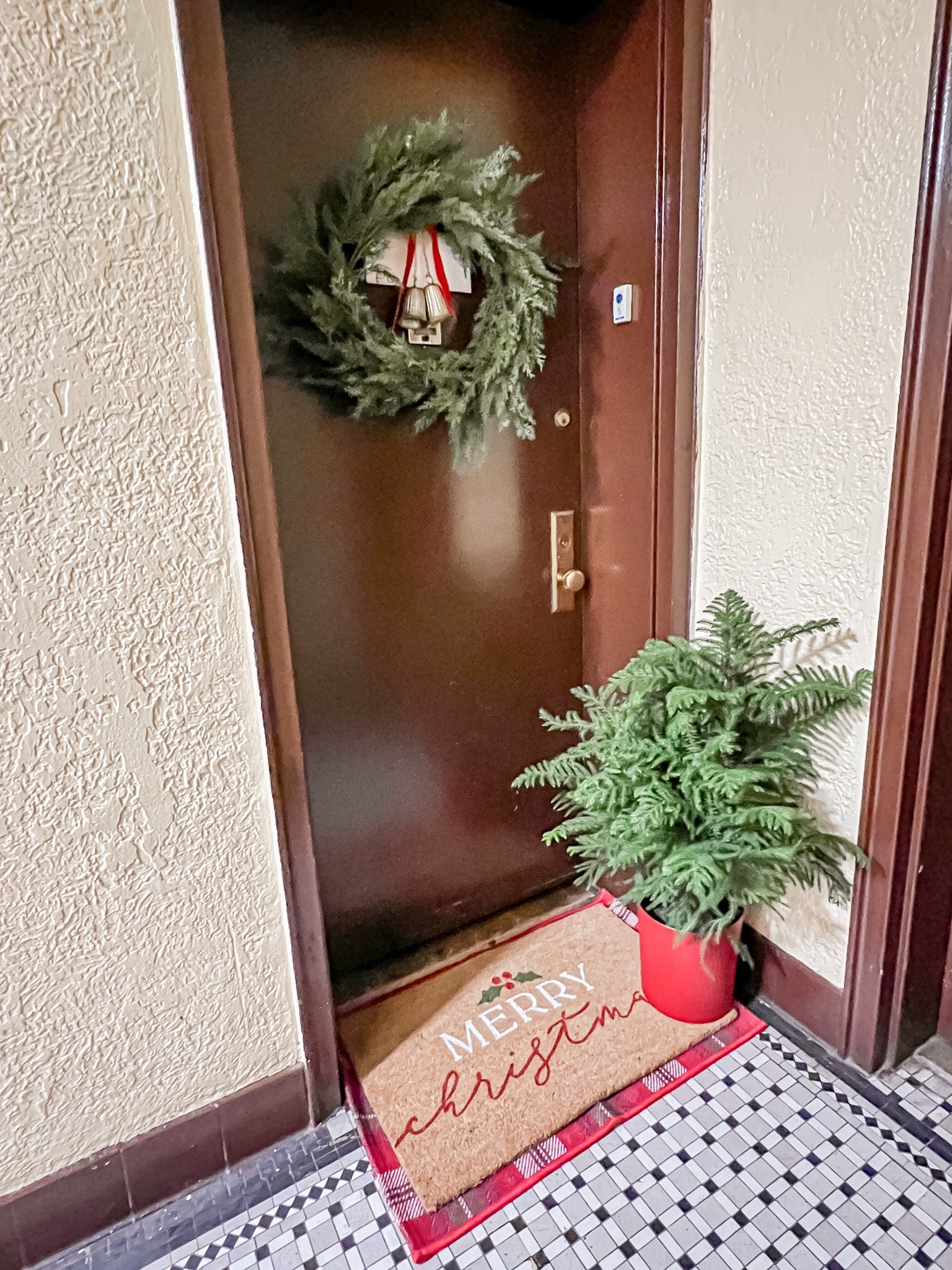 Front door 🌲🔔✨❤️

#LTKHome #LTKSeasonal #LTKHoliday