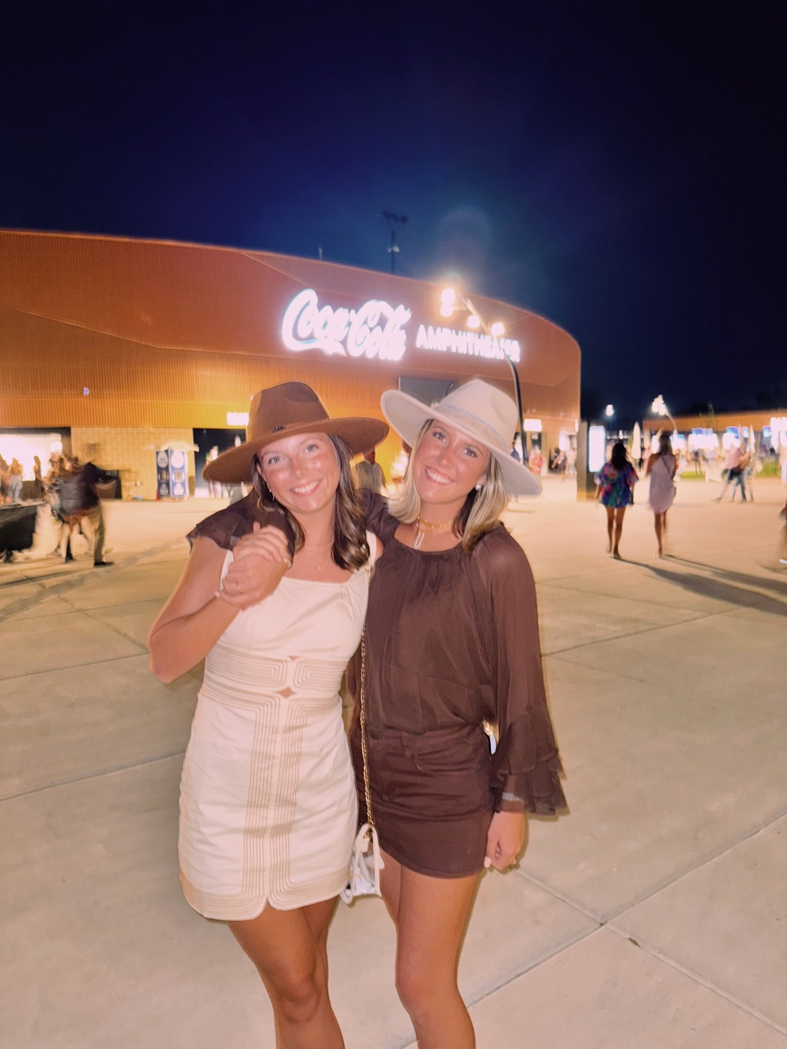 Fall is here and so are country music concerts!! Here is a fun look from the Leon Bridges concert! 🤠🤎

#LTKSeasonal #LTKU #LTKFallSale