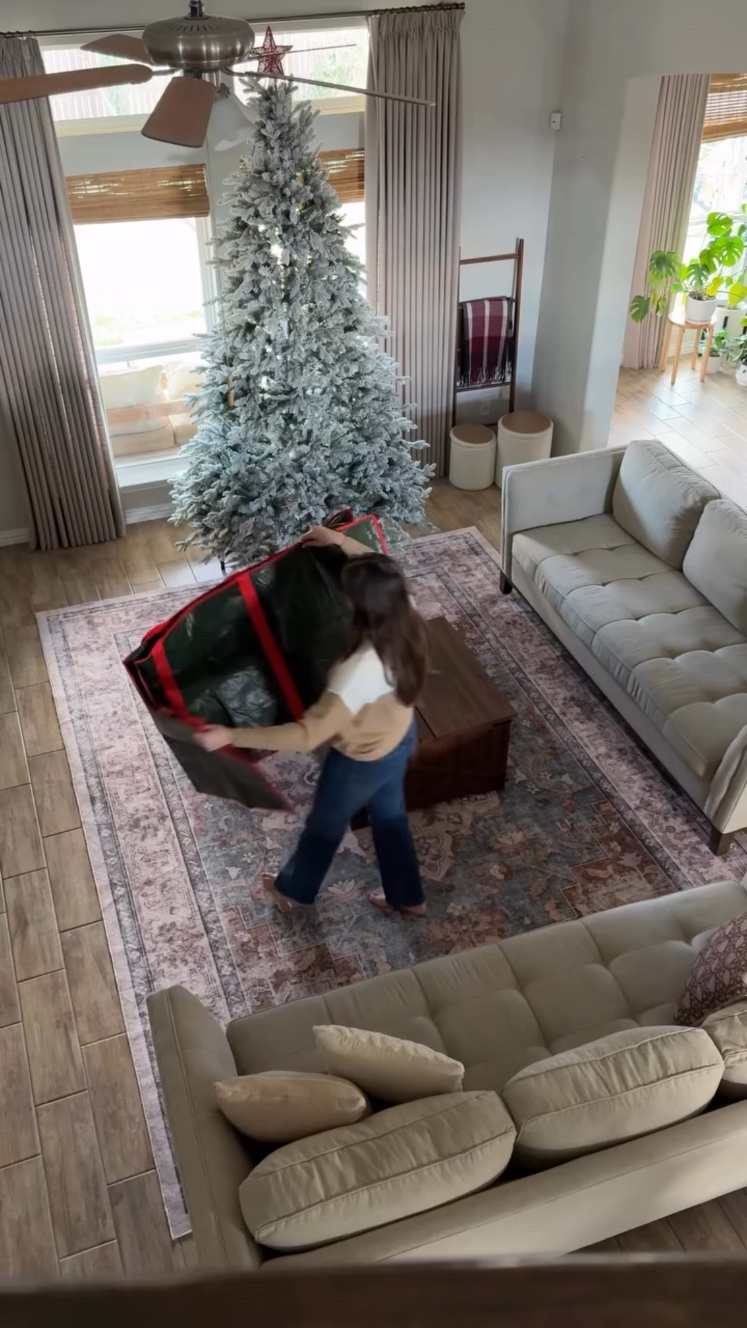 Quitando el árbol de Navidad (el primer intento fue fallido con la escalera pequeña 😅) de paso aproveché para limpiar y mover los muebles de la sala. Terminé decorando en tonos neutros: café, crema y negro con cositas que ya tenía en casa. Ya comenzaste tu limpieza de año nuevo? 

#home #homedecor #livingroomdecor #homecleaning #newyearreset