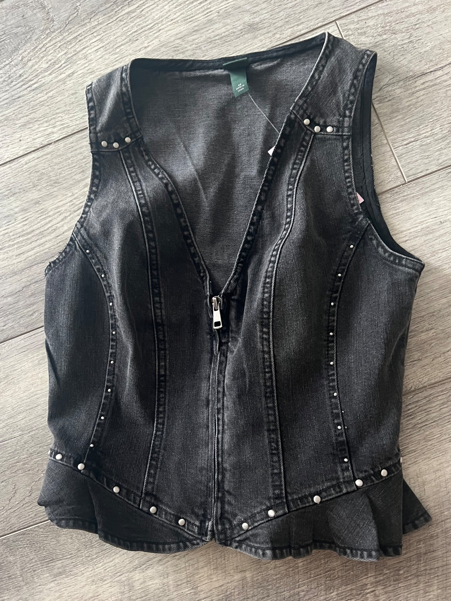 The ruffle and stud detail on this vest had me ❤️‍🔥

#LTKSeasonal #LTKFindsUnder50 #LTKStyleTip