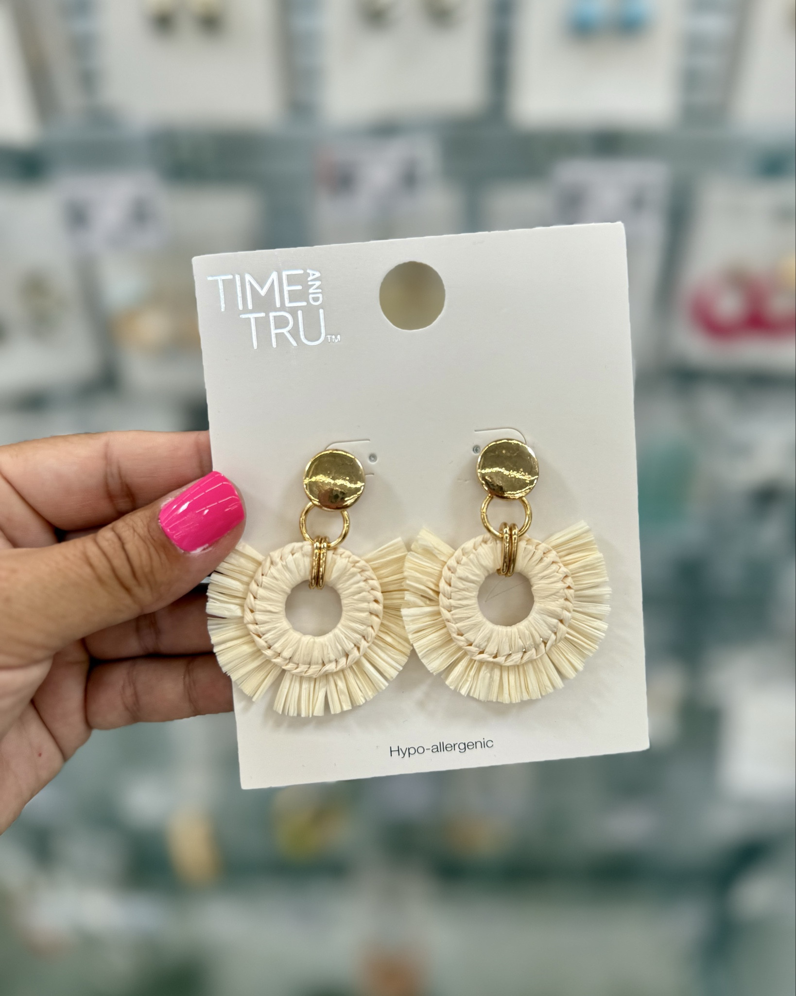 
These earrings stopped me mid-aisle 😍 I grabbed both the ivory and the pink because… how could I not?! Under $7 on Walmart, super lightweight, and they just give that fun, summery vibe without trying too hard.

Honestly, they’re way cuter in person—had to share!

#ad #WalmartPartner #WalmartFashion @walmartfashion

#LTKStyleTip #LTKSeasonal #LTKFindsUnder50