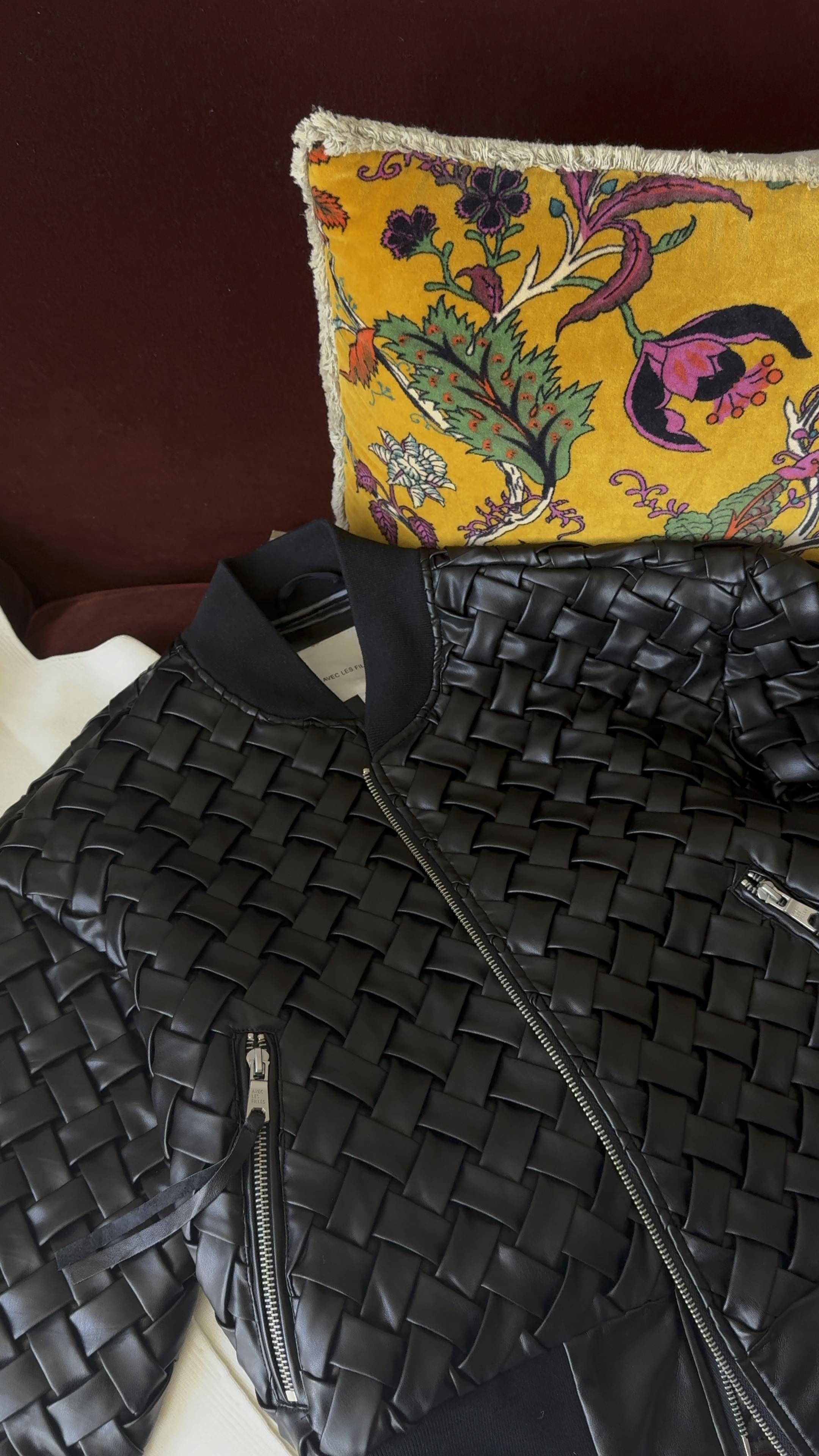 Perfect bomber for the fall 
Size: L