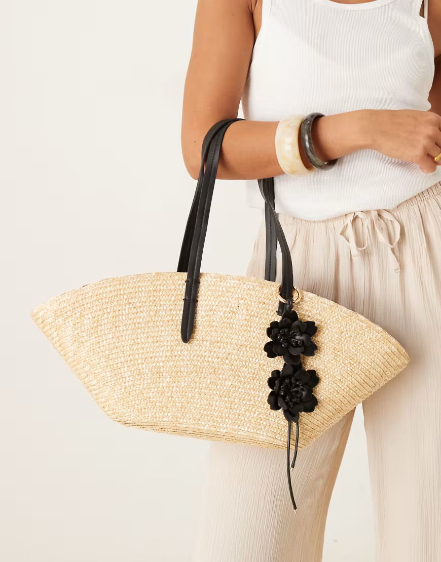 Mango - Borsa in paglia intrecciata color cuoio con charm a forma di fiori-Marrone | ASOS (Global)