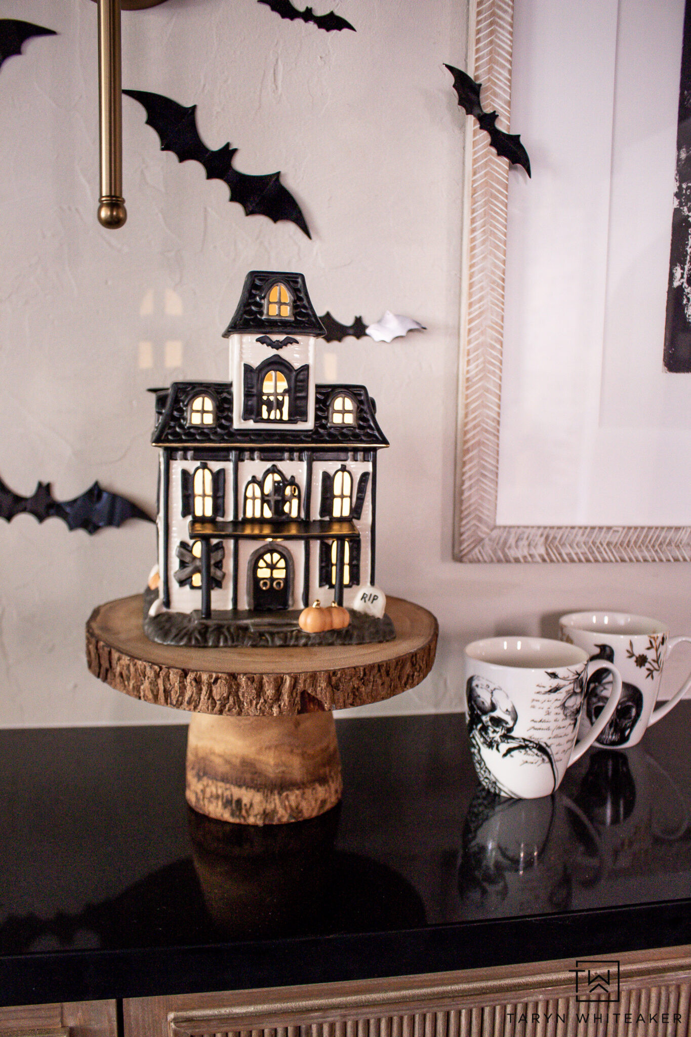 A Halloween table that’s spooky without being over the top! Loving the mix of natural textures, dark accents, and simple seasonal touches. 🎃