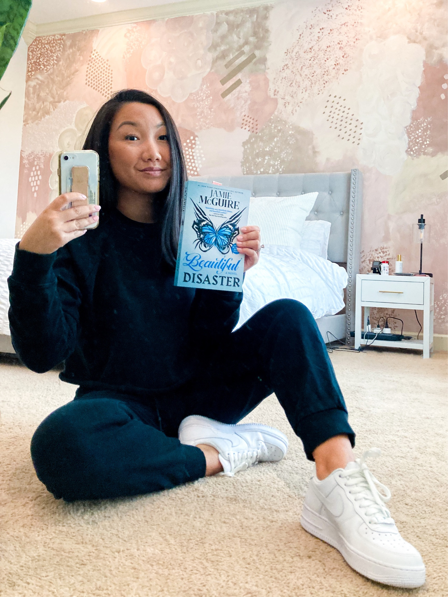 OOTD & Current Read

#books #mirror #ootd #matchingset #sweatset 