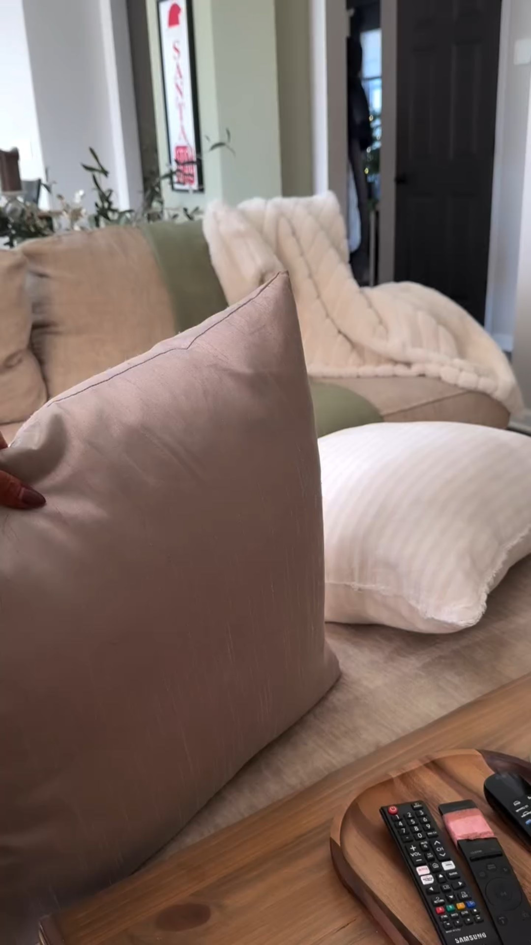 & now style my couch with me ✨🎄

#christmas #fyp #viral #trending #homedecoration