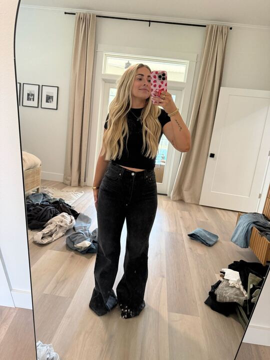 These Levi’s jeans are a total closet staple — they come in so many great colors! Linking them below, plus this Amazon basic tee that’s perfect and under $20.🖤✨ 

 #LTKSeasonal #LTKStyleTip