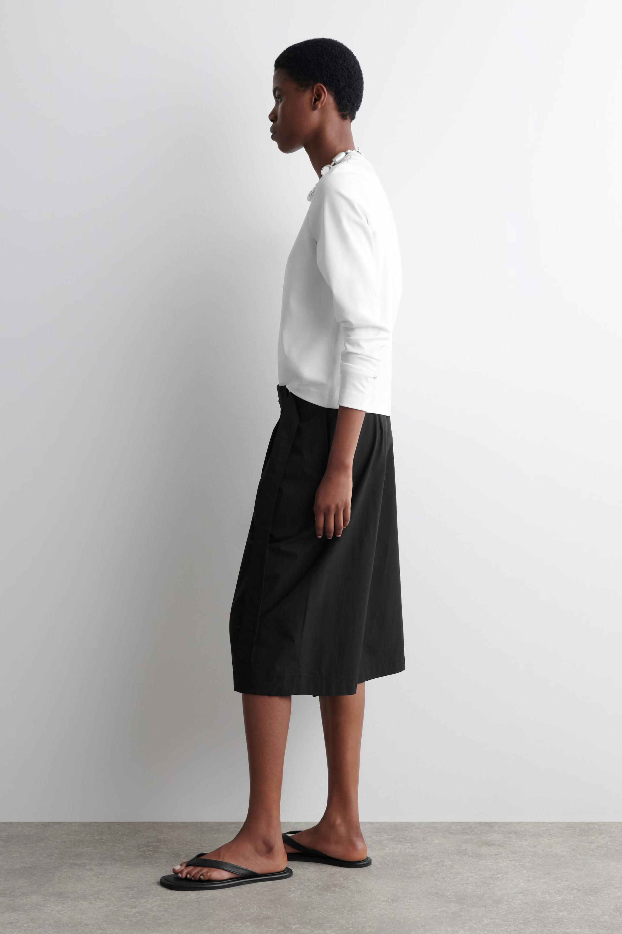 SCHLICHTES LANGARMSHIRT MIT NORMALER PASSFORM - WEISS | COS DE | COS (EU)