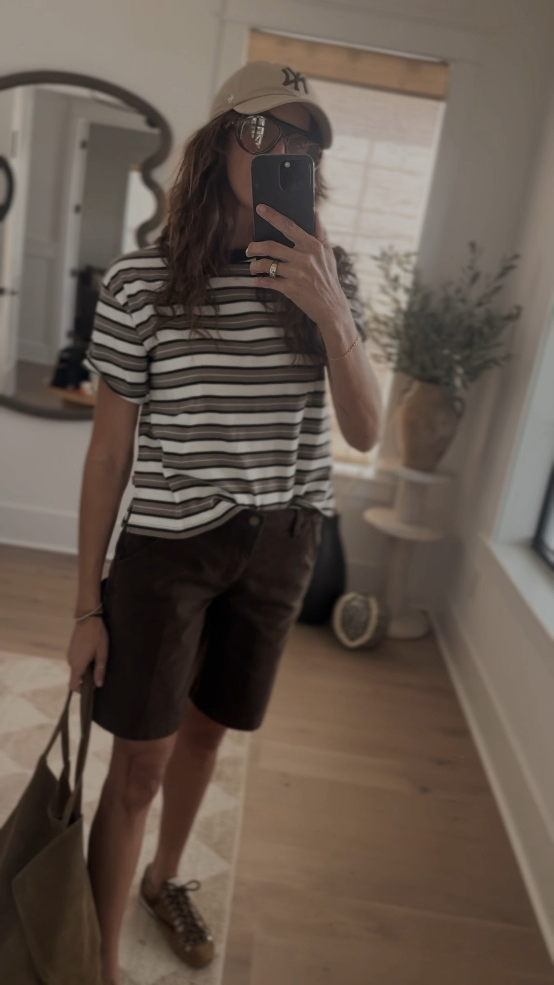 casual boy mom ootd