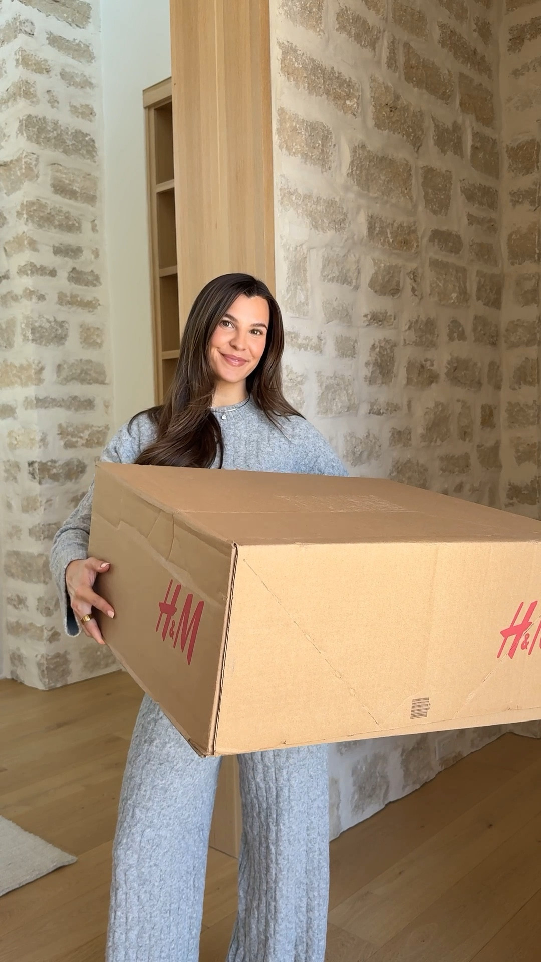 Unboxing H&M haul!! Size small in the first set, M in the sweater, 25 in the jeans , M in both jackets! 

Fall fits, neutrals, date night, causal outfit inspo, seasonal sweaters