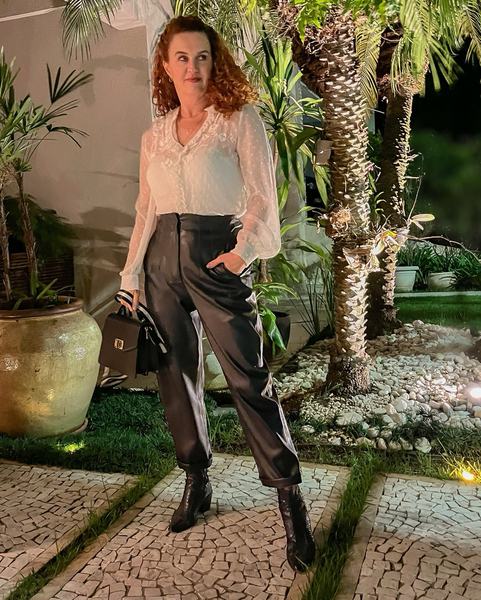 Começa a esfriar à noite e já  queremos usar calça de couro (ecológico).

Um bom mix é usar com camisa de tule poá, bem romântica (para equilibrar o look) e botas no estilo cowboy que estão super em alta✨

#LTKstyletip #LTKover50style #LTKbrasil