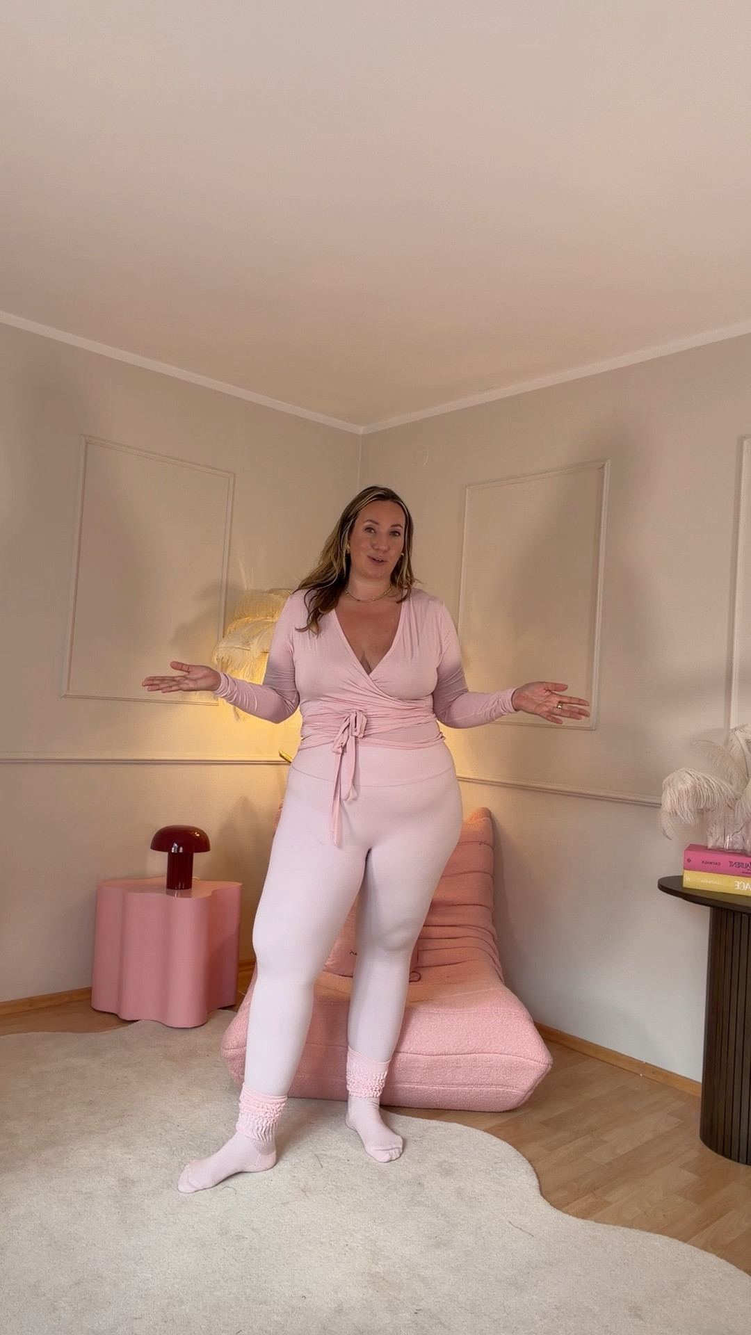 Ihr habt so oft nach meinen Pilates Princess Outfits gefragt 🩰
Hier kommen ein paar meiner liebsten Looks – inklusive meiner geliebten Wickeljacke (gibt’s jetzt in ganz vielen Farben 💗).
Und natürlich: Grip Socks by @pimabe_studio– für alle Pilates Girls in every size, every vibe. 