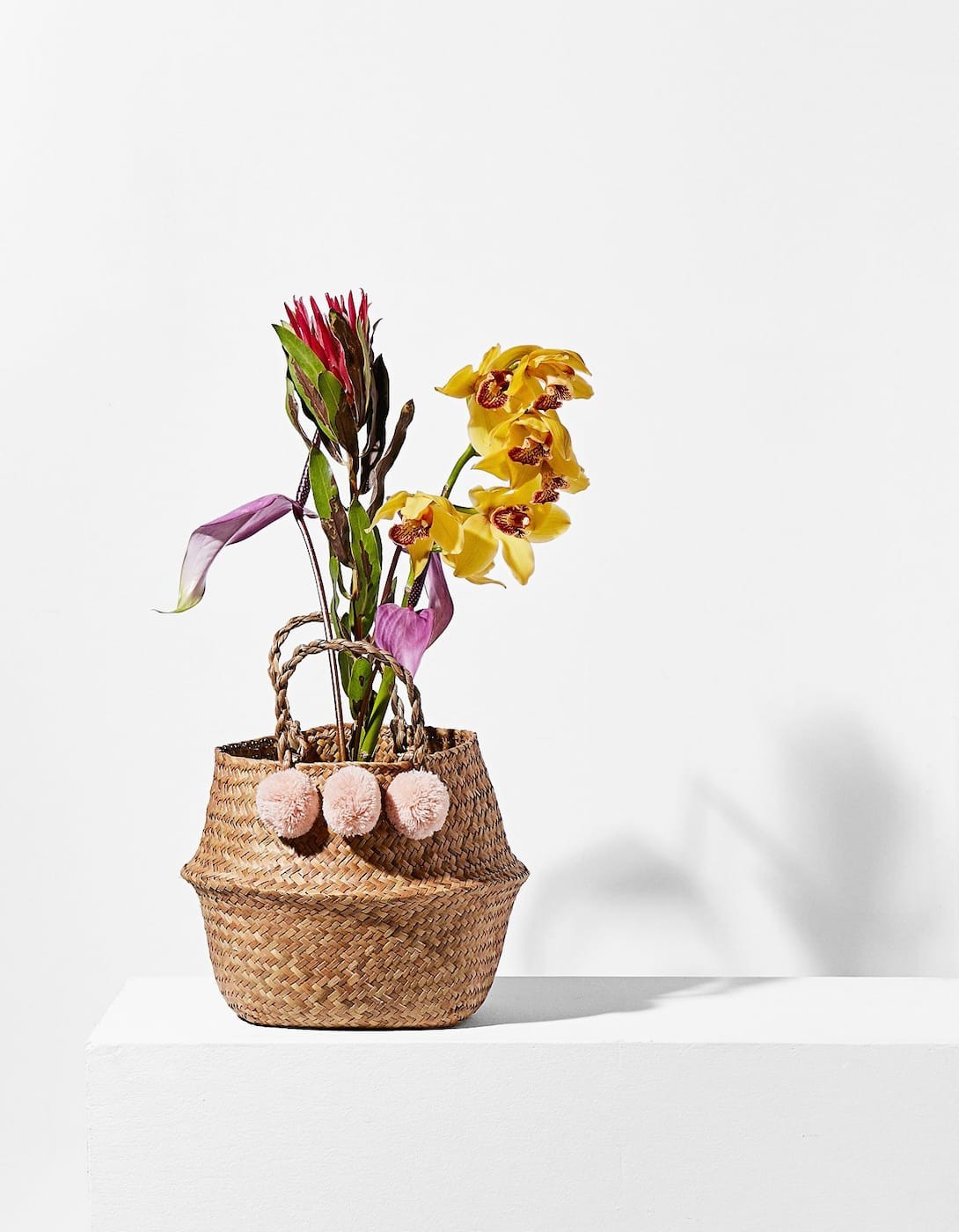 Korbtasche mit Bommel | Stradivarius DE