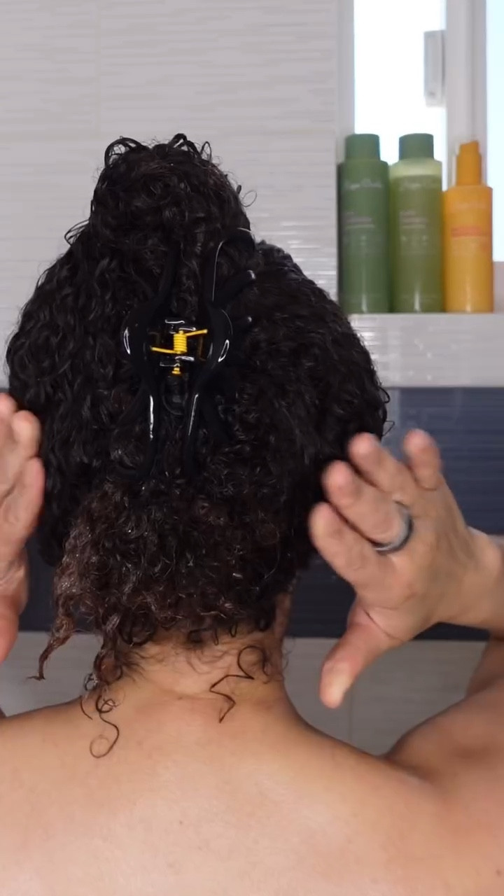 Do we have a new fav Gel? Comment “Shop” for DM link. 

The @rizoscurls x @mzbiancarenee collab on the Strong Hold Gel has it all and it’s perfect for Summer 🙌🏽

✨ Definition 
✨ Hold 
✨ Controls Frizz 
✨ Shine 
✨ Humidity Control 
✨ Long Lasting 

I mean what more can you ask for in a gel? 🙌🏽👏🏽 they nailed this one and I’m sure, this gel will be one I will be reaching for all summer long. 

Have you tried this Gel? Thoughts? 

#rizoscurls #strongholdgel #naturalhairproducts #frizzcontrol #curlydefinition #curlyhairdefined #curlyhairproducts #coilyhairproducts #naturalhaircommunity 

https://liketk.it/5eFBc