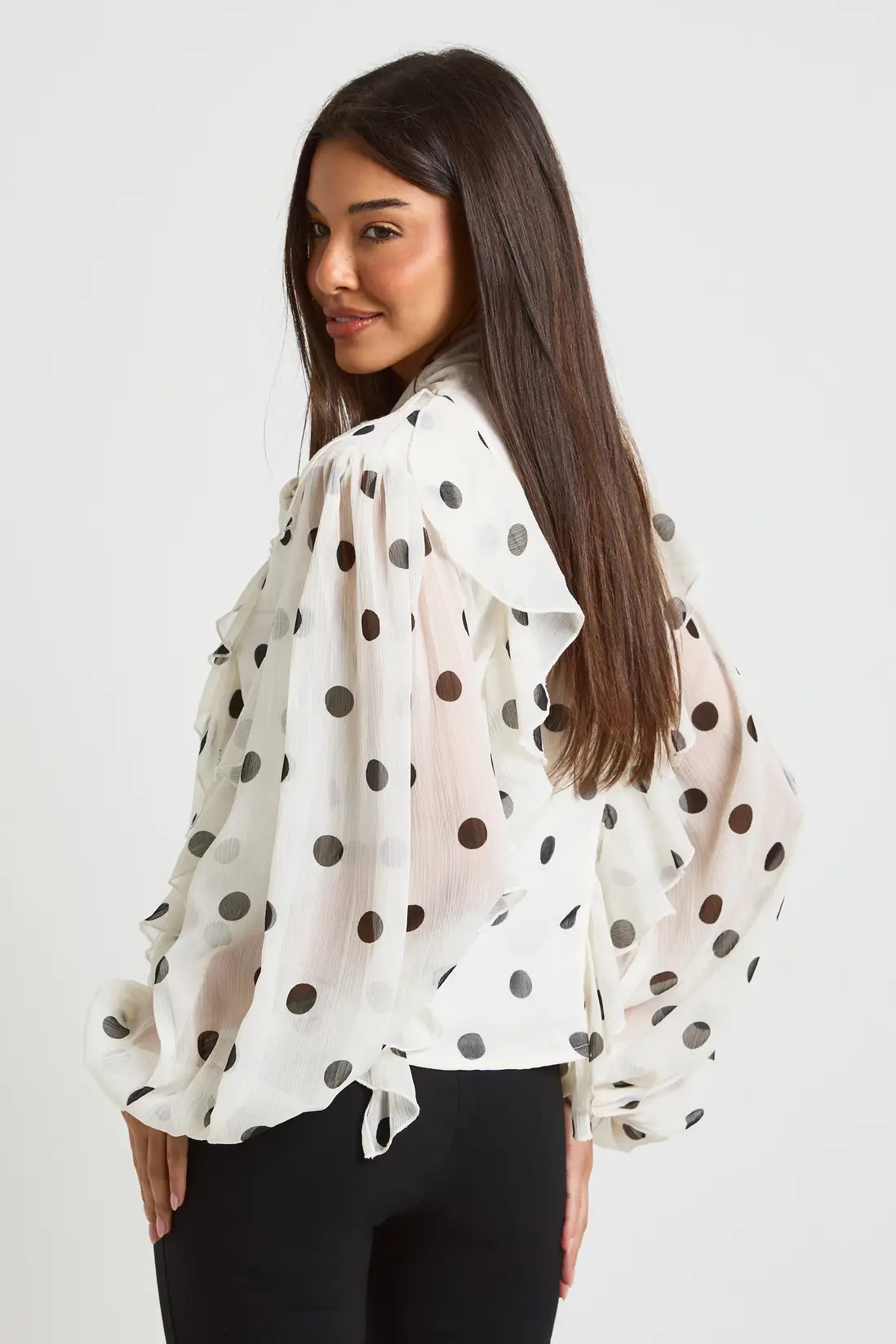 White Chemisier En Mousseline À Pois Avec Manches Ballon | Boohoo FR | Boohoo.com (FR)