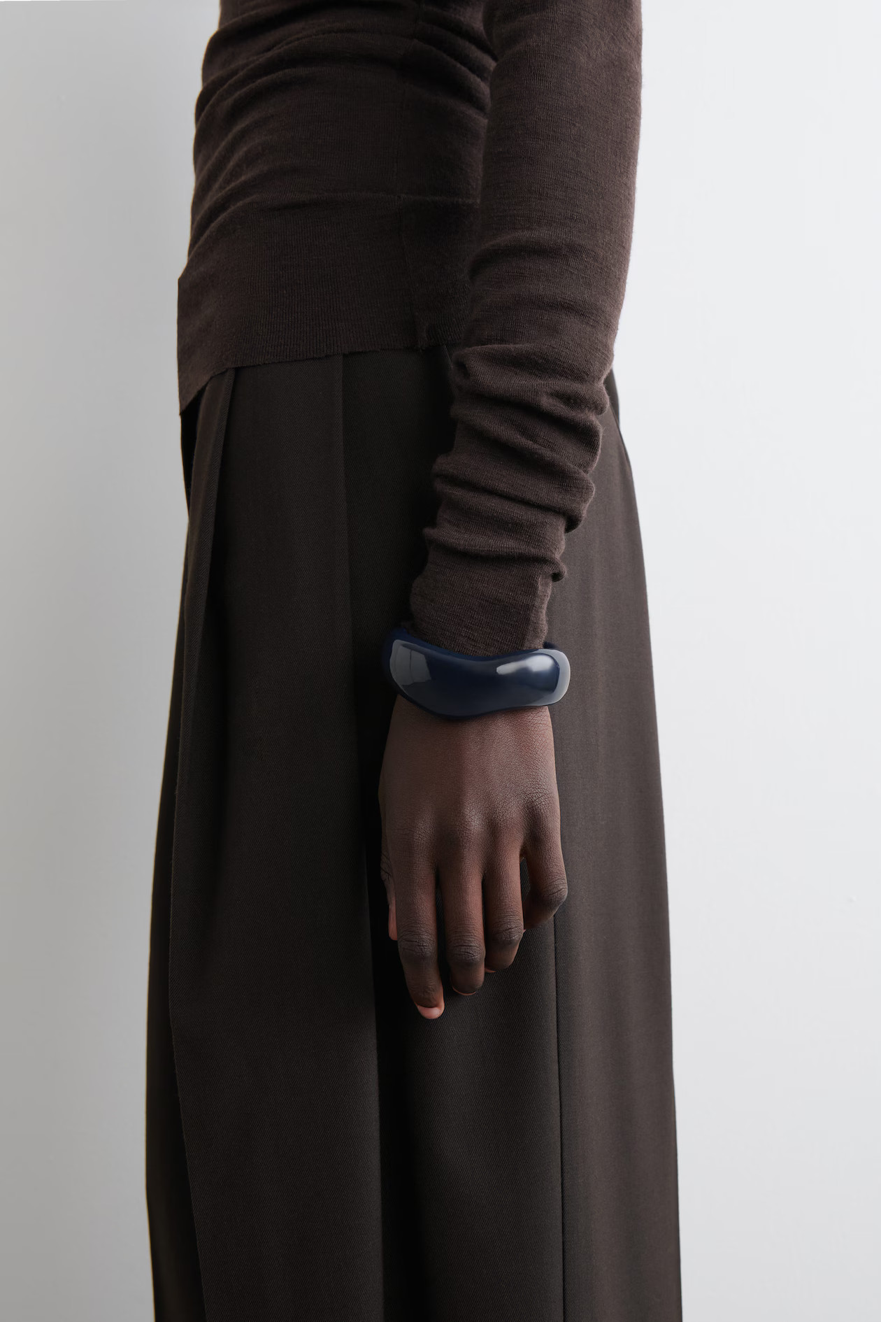 CHUNKY CURVED BANGLE - DARK BLUE | COS | COS (EU)