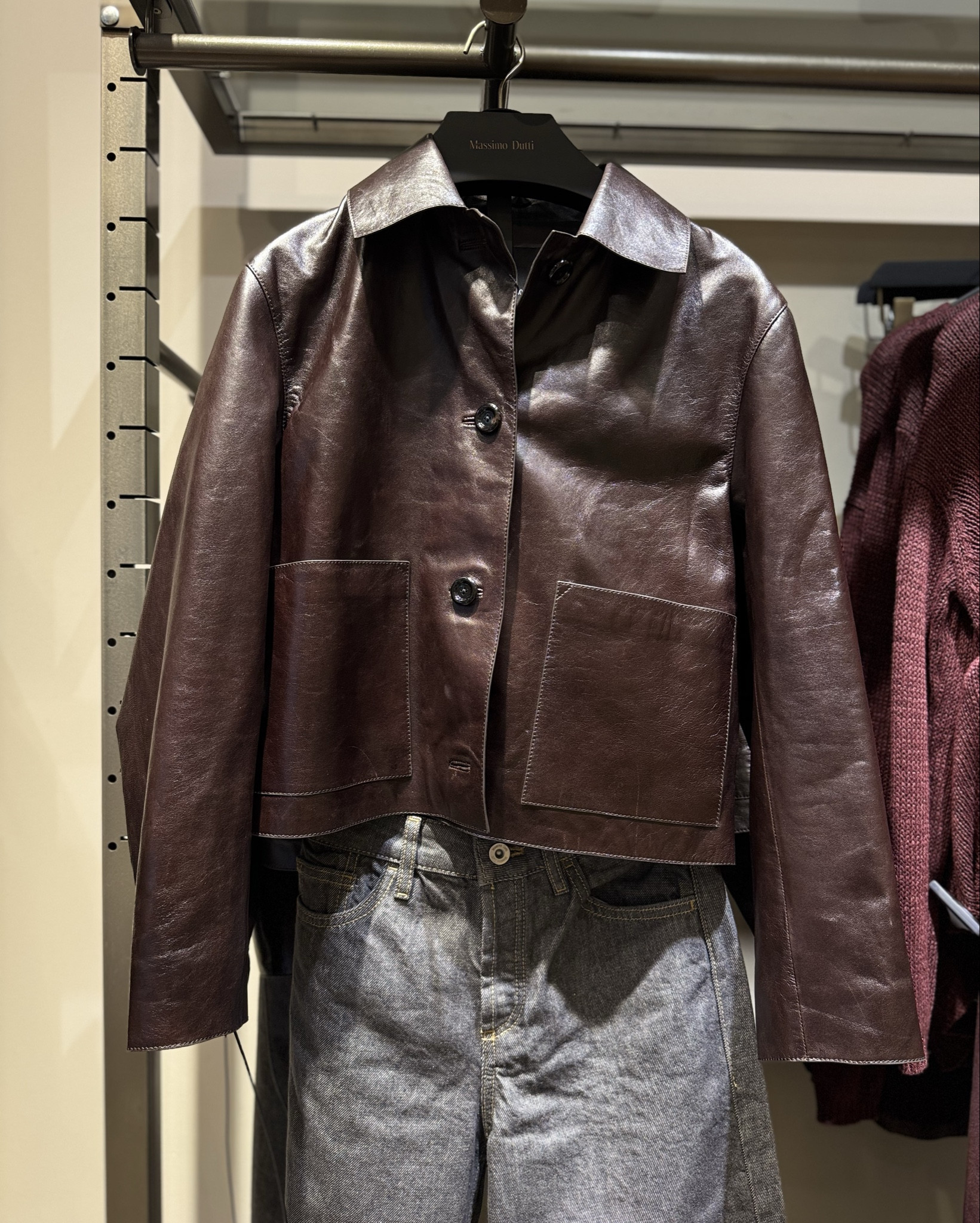 Massimo Dutti favourites 🤎✨🤍🤩

#massimodutti #SS25 #chocolatebrown #slingbacks #leatherjacket #springoutfitideas #denim #springlook #bagoftheseason #daybag #ootd #raffiabag #burgundyslingback #burgandy #kittenheels #browntshirt #ribbedknittop 

#LTKsummer #LTKspring #LTKeurope