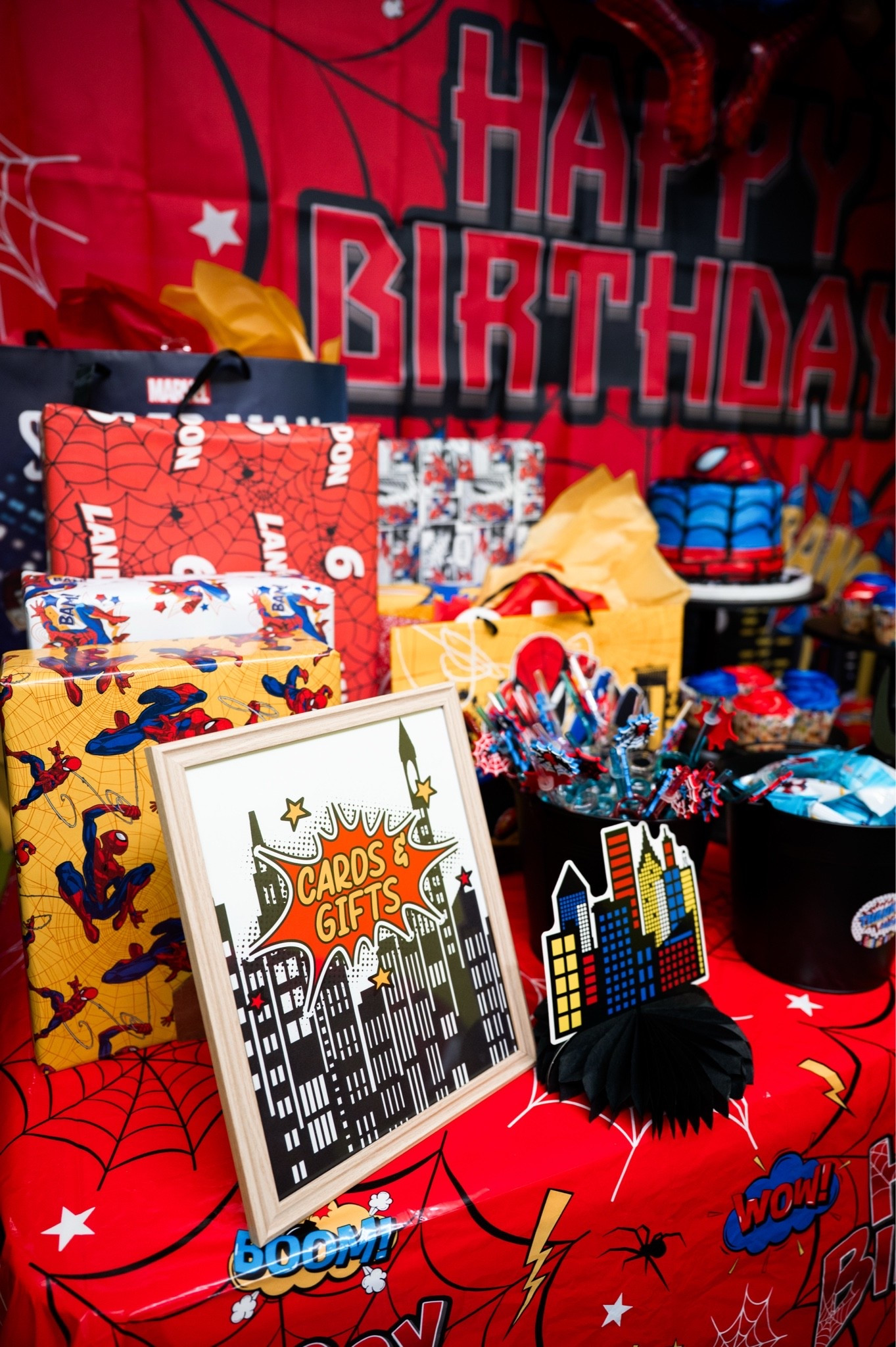 Spiderman gift wrap 
Spiderman wrapping paper
Spiderman birthday gift table