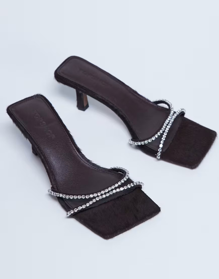 Topshop – Astrid – Mules aus Echtleder in Schokobraun mit Absätzen in Ponyhaar-Optik und strassverzierten Riemchen-Brown | ASOS (Global)