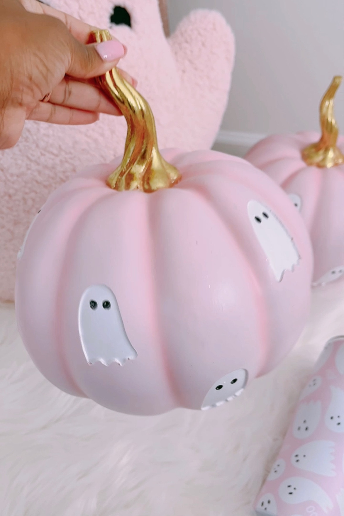 The viral pink ghost pumpkin with gold stem, is BACK 🏃‍♀️💨