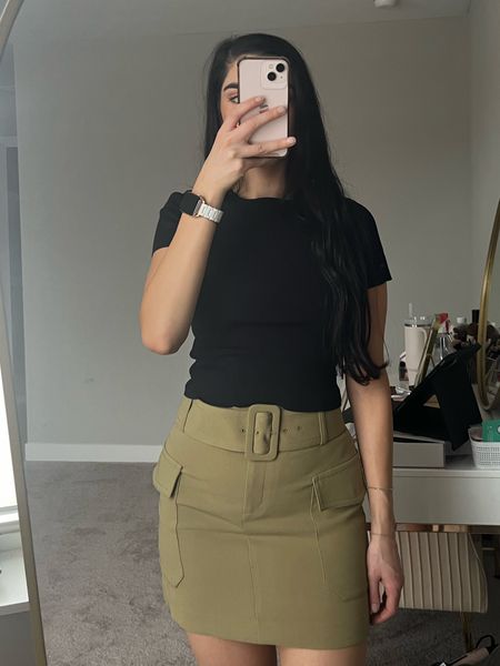 Belted utility mini cargo skirt from express I am wearing a size four in the olive green color

Mini skirt
Belted mini skirt
