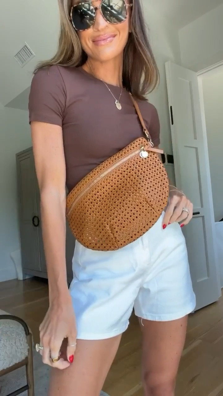 Simple outfit for everyday mom life + the BEST bag!! 🤎