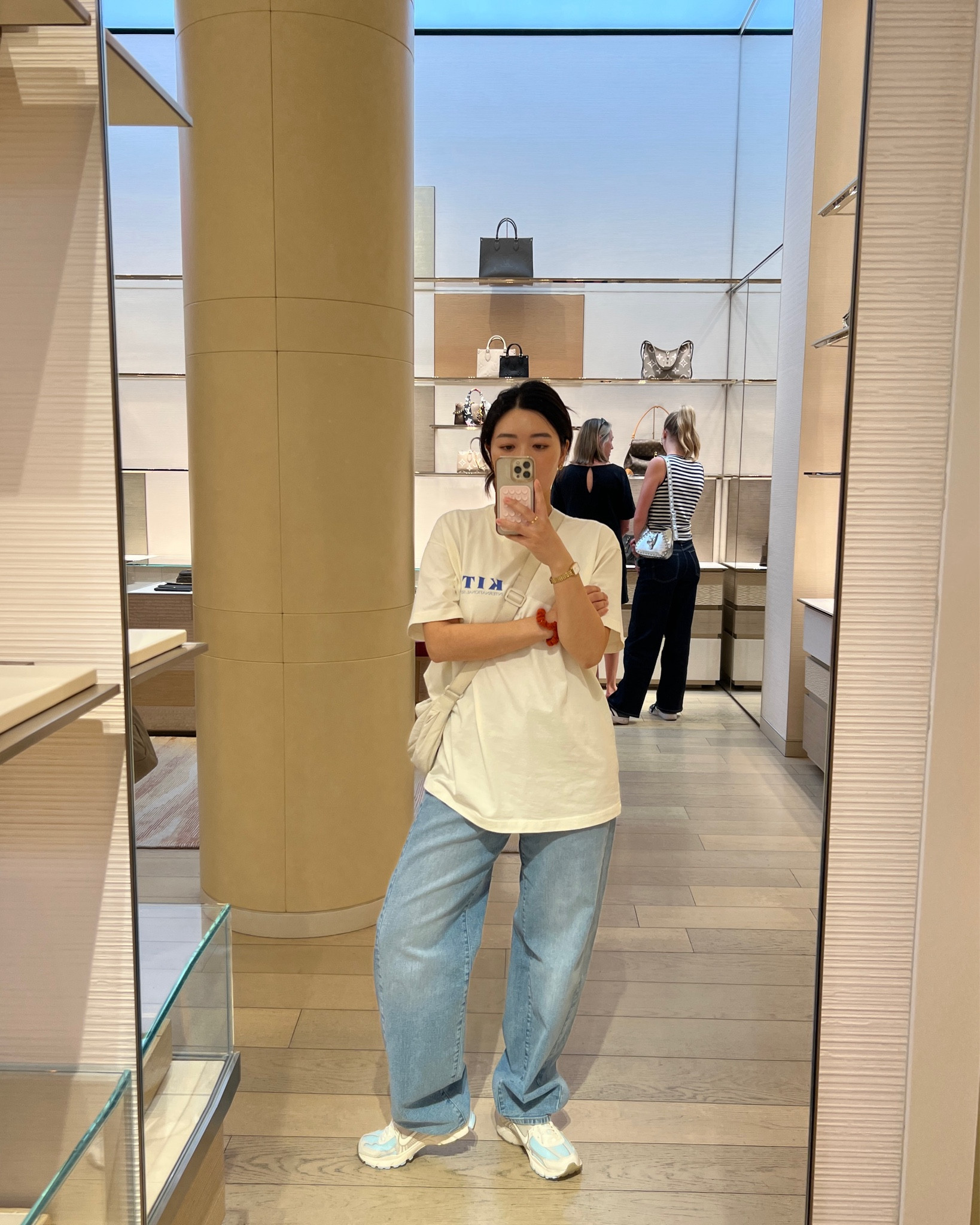 Wide leg jeans with a baggy fit 🤍 

#LTKStyleTip #LTKFallSale #LTKSaleAlert