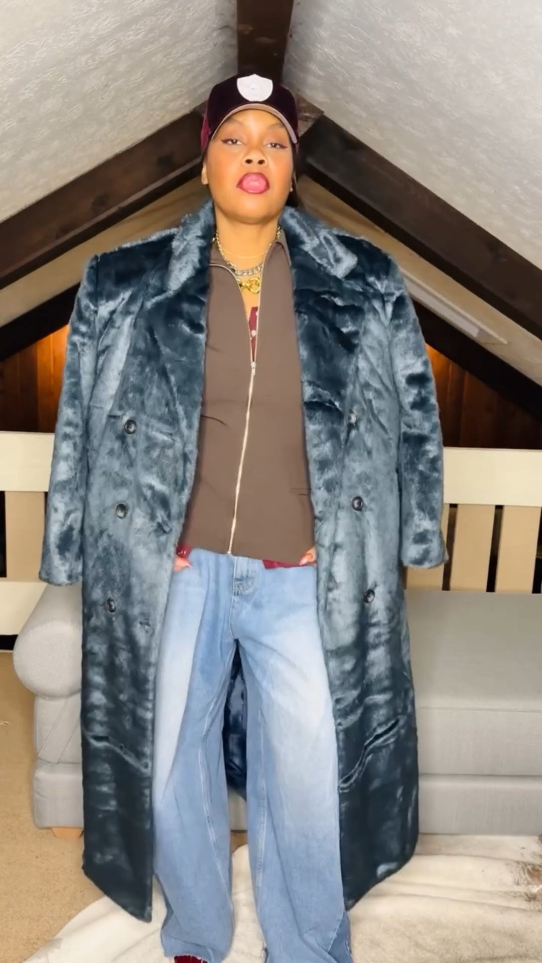 When the colors all work together - it’s a total vibe! Again, wearing pieces that make me feel good! 

These old @thefrankieshop jeans are still in my top favs of jeans! The baggy is so good!! Let me know what y’all think!
•
•
Style over forty, jewelry style, blazer style, denim style, baggy denim, workwear style, corset jacket