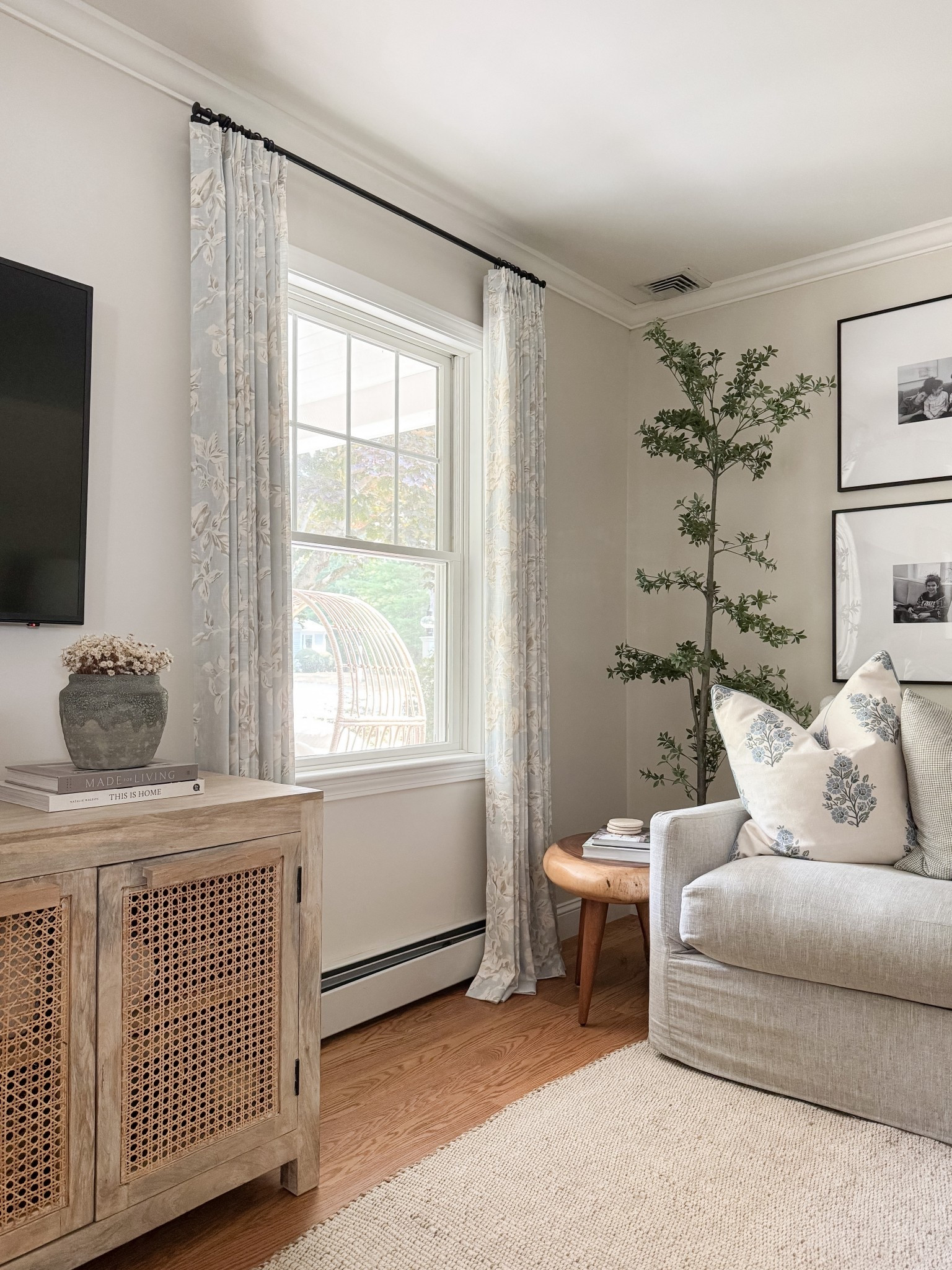 Coastal Living room 

Amazon jute rug  floral curtains coastal home  home decor  coastal home finds  gallery wall  living room  living room Inspo  sherricalnanhome 

#LTKSaleAlert #LTKStyleTip #LTKHome