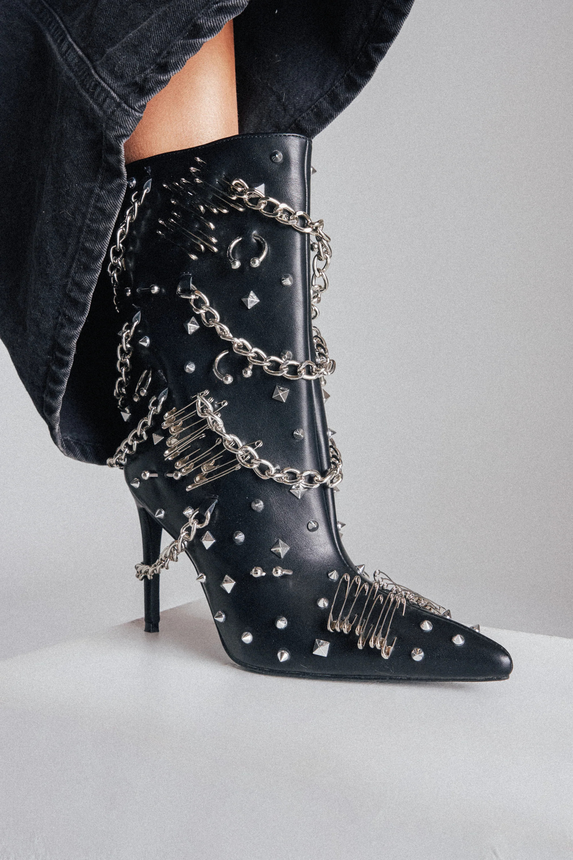 AZALEA WANG THRIGRUN BLACK SILVER HARDWARE STILETTO BOOTIE | AKIRA