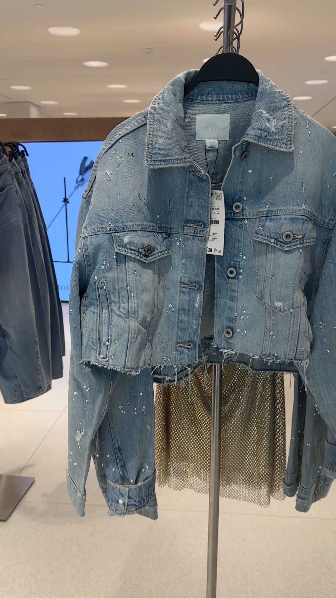 Rhinestone crop denim jacket! Statement piece perfect for layering!



#LTKStyleTip #LTKFindsUnder100