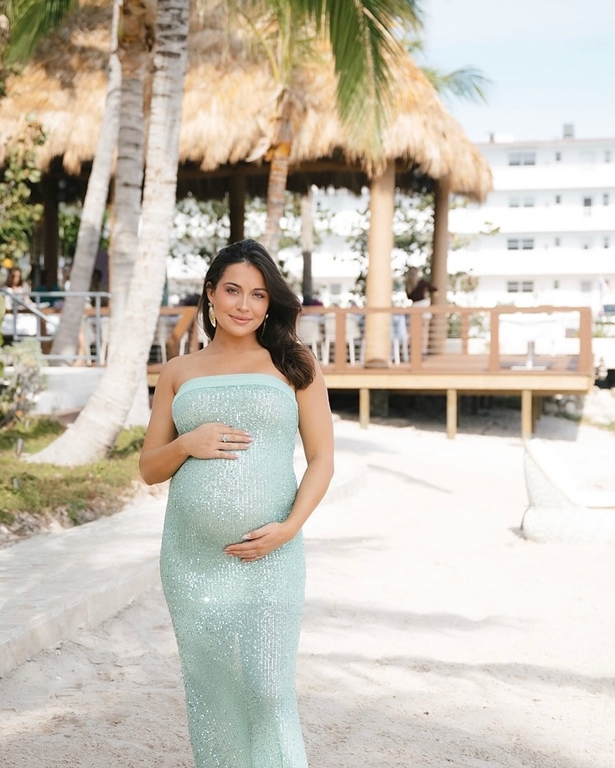 My dream baby shower surrounded by the best family and friends!💜 My mom and I planned this entire day and I couldn’t be more thankful to have a mom who is as crazy as me for a good party- @rapptropeanogroup Baby B is so lucky to have you help us make life sparkle ✨

Swipe for details 🐚🧜🏼‍♀️🌊🌴🫧🥥🍭
Location + Food: @coveclubwestpalm 
Photography: @gabriellewildephotography 
Cake and Cake Pops: @earthandsugar 
Arch Backdrop: @fashion_balloons 
Sugar Cookies: @cinfullysweets 
Favors: @theislandweekend 
Macarons: @thesweethousebakery_ 
Flowers: @beldensflorist01
Coconuts: branded by me and my best friends @amandascudder @reese_gibson @sierralie