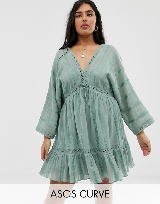 ASOS DESIGN Curve – Gesmocktes Minikleid mit Spitzeneinsatz und Schnürung | ASOS DE