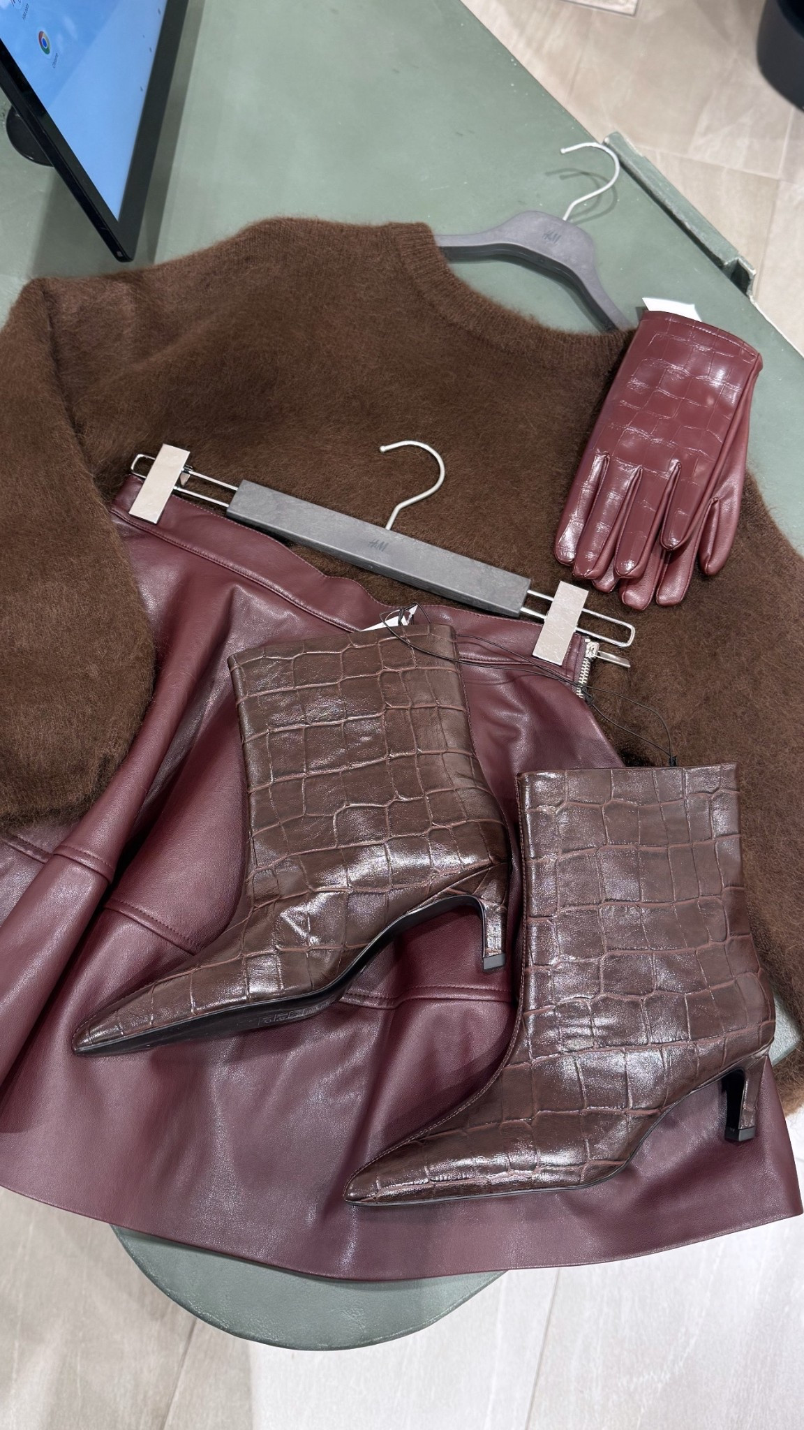 Faux leather skirt & mohair jumper combo🤎
Tags: new in H&M croc print boots chocolate brown burgundy mini gloves oversized sweater fashion autumn winter inspo outfit ideas chic women’s style city break capsule wardrobe Parisian look

#LTKstyletip #LTKautumn #LTKshoes