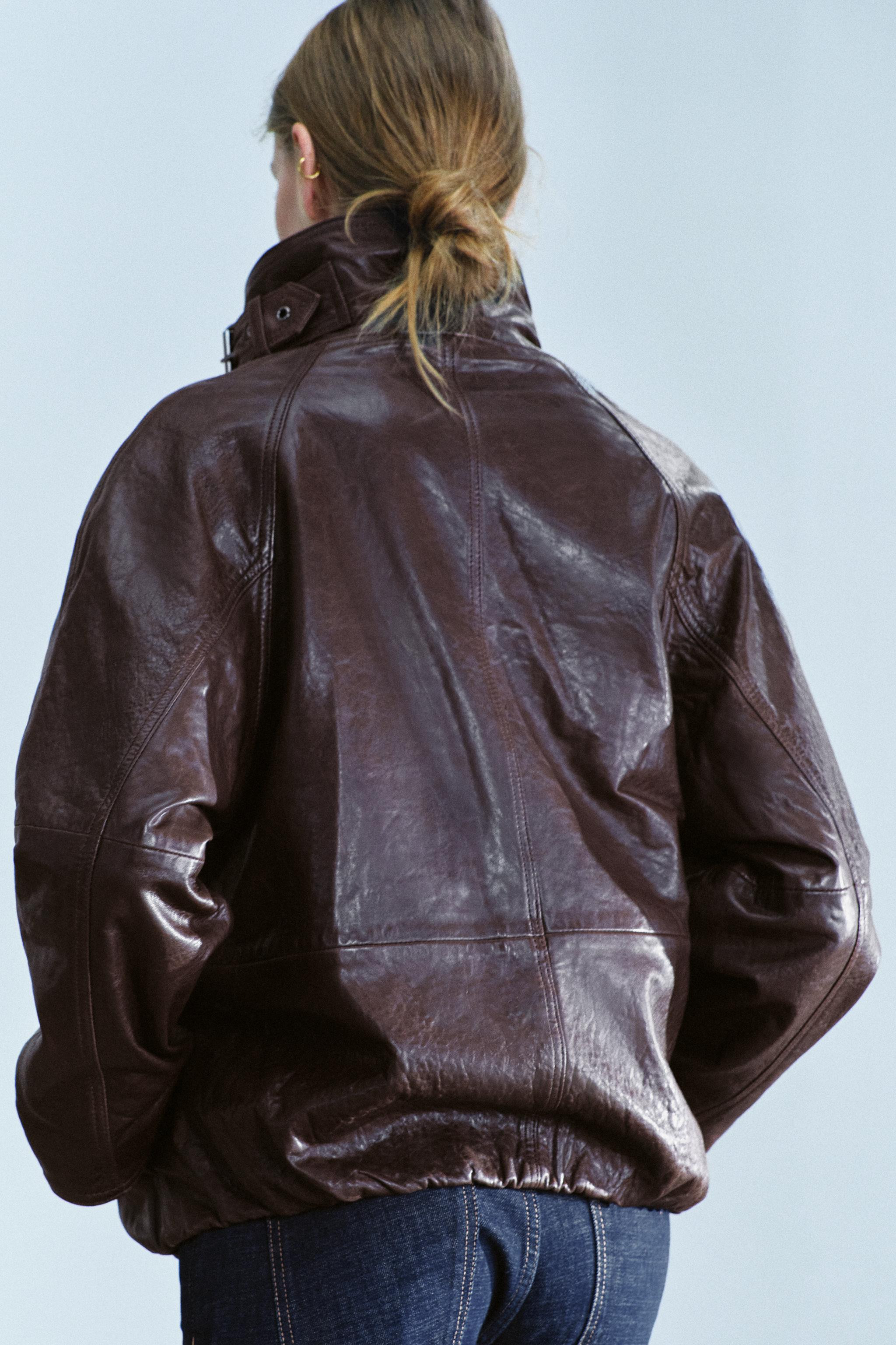 ZARA WOMAN COLLECTIONJacke aus 100 % Leder. Stehkragen mit Metallschnalle zur Weitenregulierung u... | Zara DE