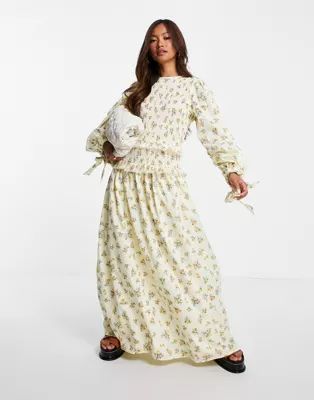 ASOS DESIGN - Lange jurk met aangerimpeld lijfje en gestrikte mouwen in gele fijne bloemenprint |... | ASOS (Global)
