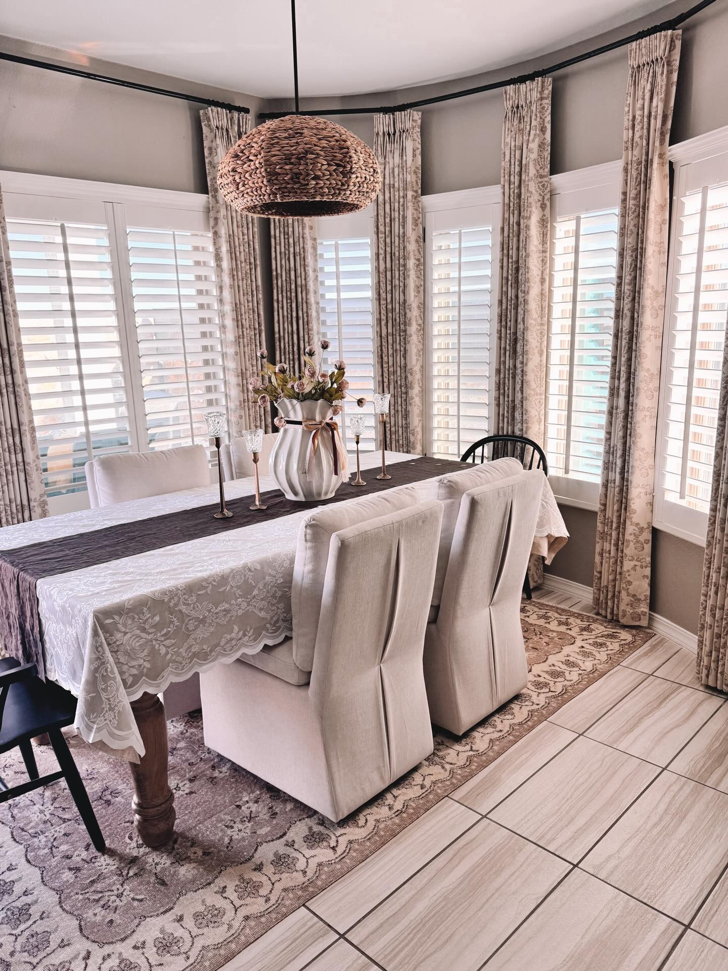 Happy Monday! I popped in to the thrift store this weekend just to take a look and I found these pretty vintage tulip peg votive candle holders for my candle sticks! I was so excited as some of you know, since moving here, antiquing and thrifting haven’t been so easy or fun as antiques are hard to come by especially well priced ones so I was overly excited! 
I think they look perfect on my simple valentines table. Swipe for a closer look. 

#diningtable #tabledecor #valentinesdecor #valentinestable