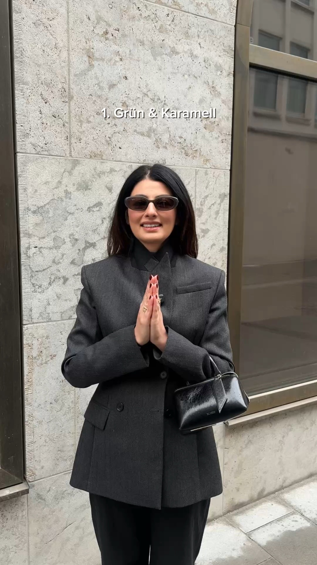 Silber und Gold lassen sich mit den meisten Farben gut kombinieren. Wenn man solche Accessoires besitzt, ist man bereits vielseitig ausgestattet.

#LTKdeutschland #LTKkleider #LTKeurope