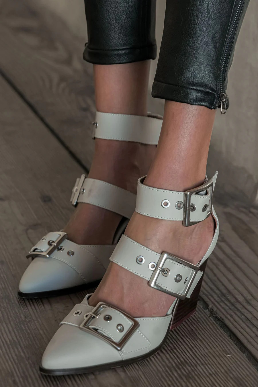 Zuri Buckle Heels in Beige | Böhme US