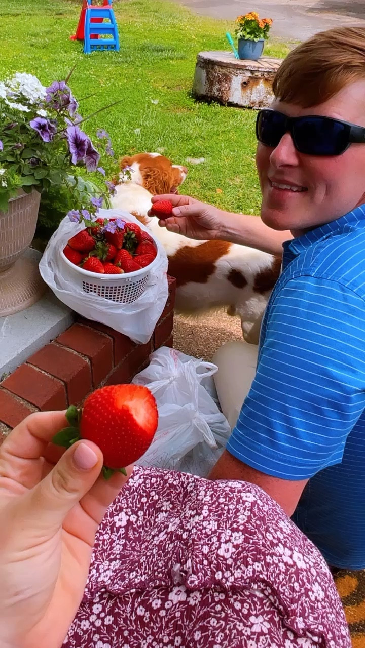 back steps sittin’ and strawberry 🍓 eatin’ while little love is napping 🤍
#feelslikesummer☀️ 