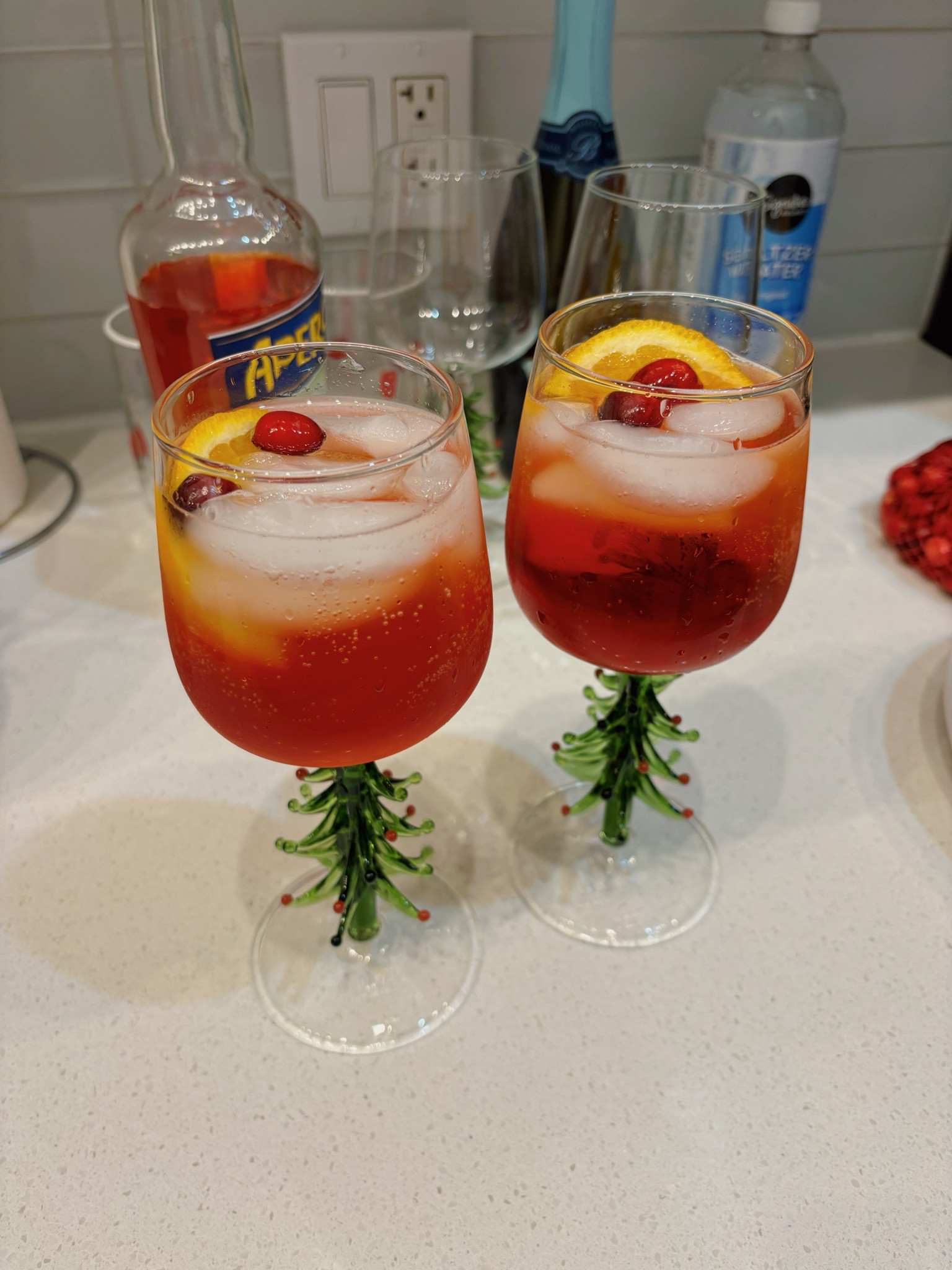 The cutest Christmas wine glasses🎄