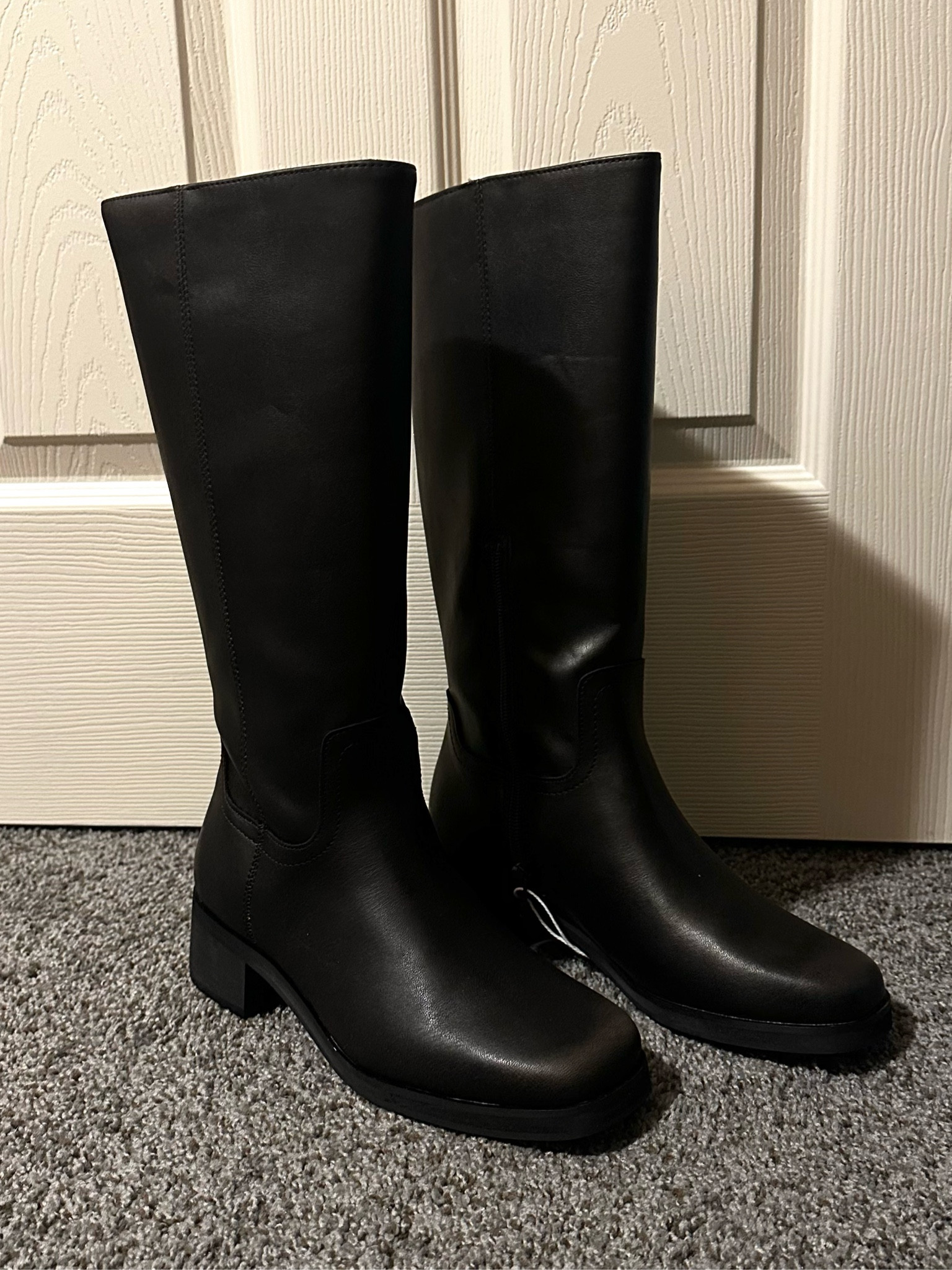 those plain riding boots you’ve been looking for 👀