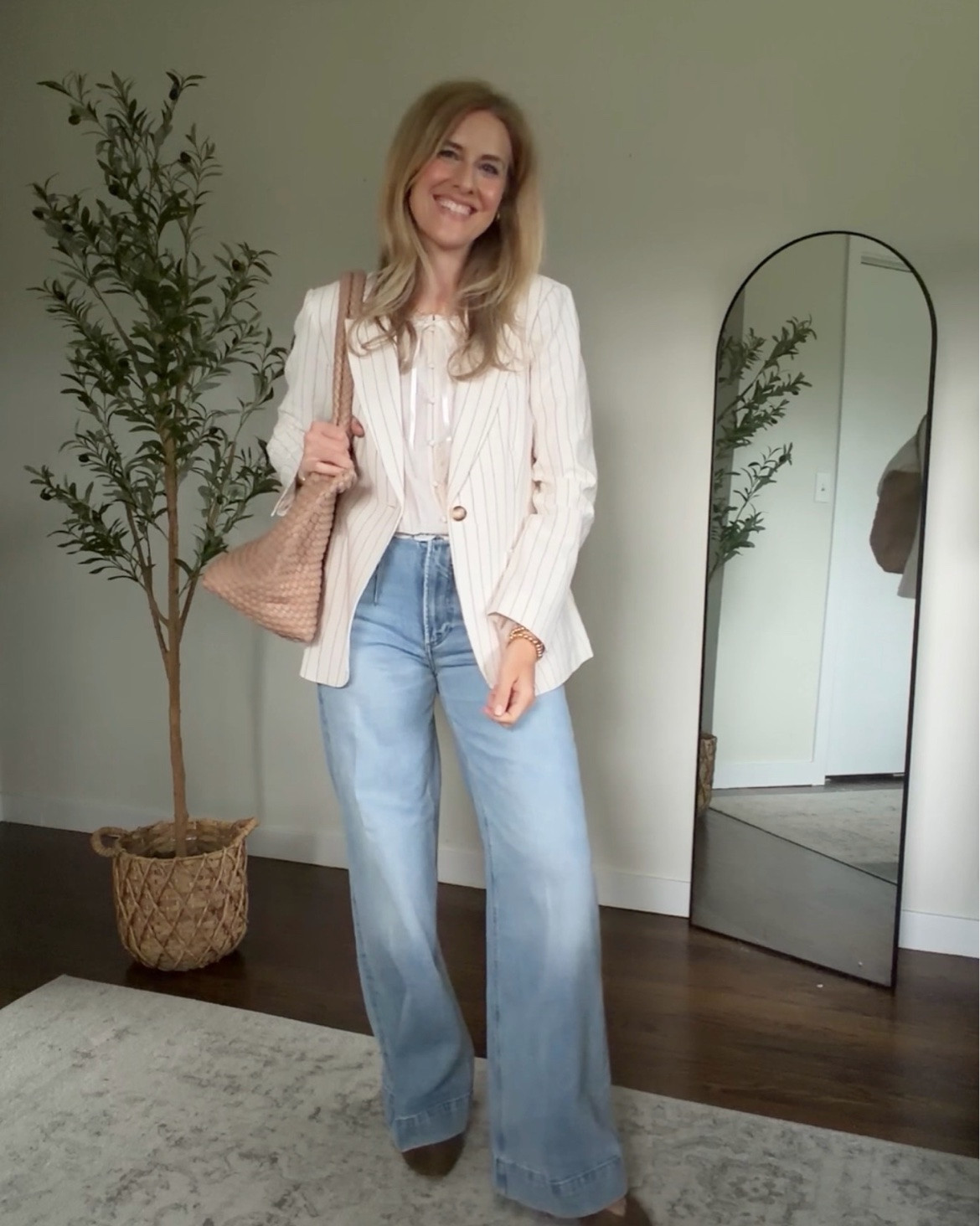 #spon Gifted wide leg high rise jeans, fit is tts, I’m a 28 (fits like a women’s size 6), and Walmart blazer on clearance! I got a medium, my usual size in jackets. #walmartfashion @pistoladenim