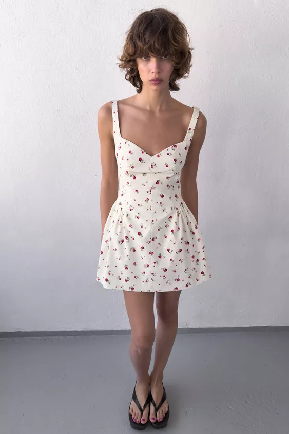 Short dress with sweetheart neckline and straps. Featuring pleats and defined seams. Matching int... | Zara US