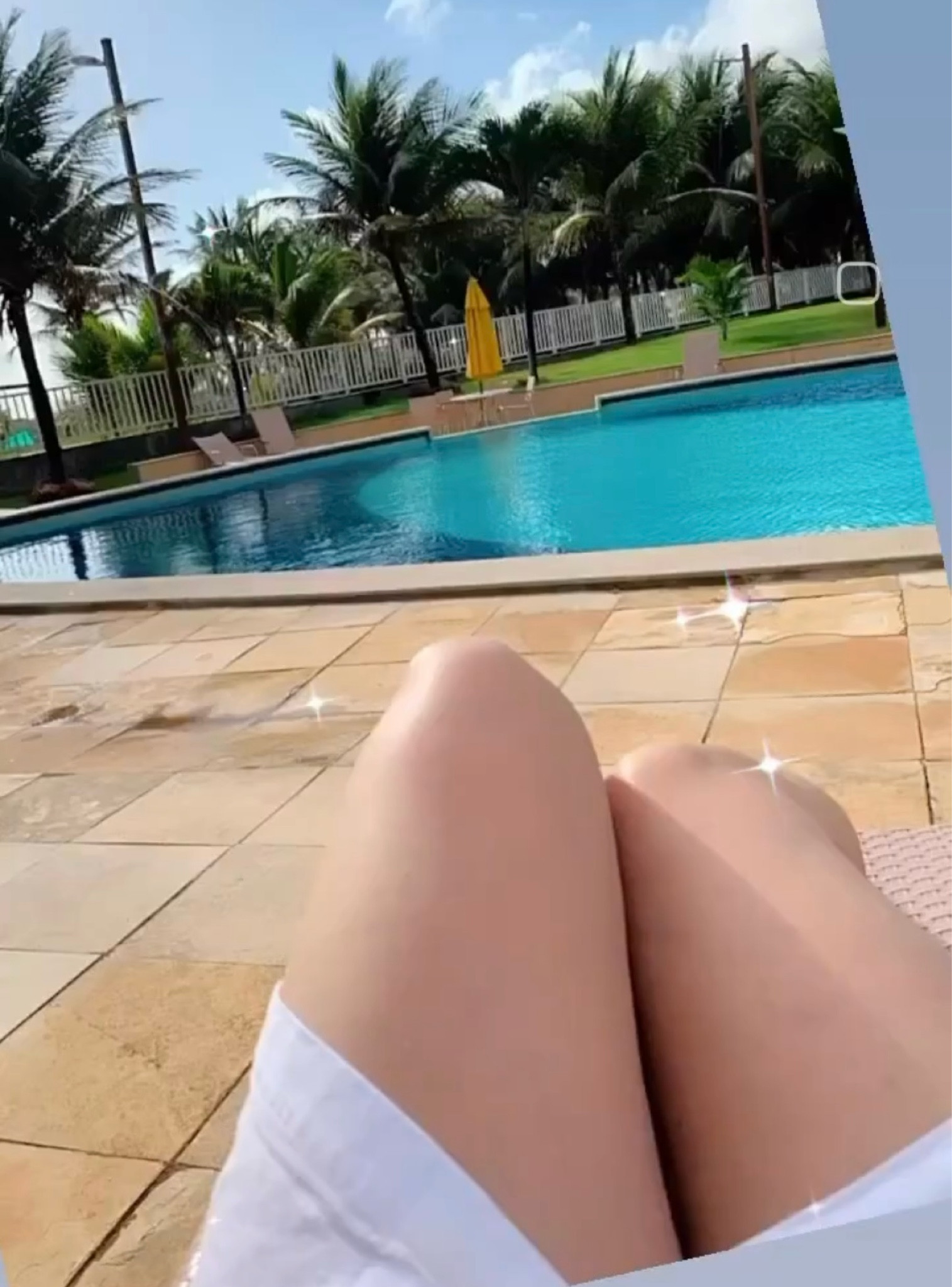 Uma exercício que eu gosto de fazer para as pernas é ficar na piscina com um flutuador tipo espaguete batendo as pernas. Além de relaxar, queima calorias e fortalece as pernas. 

#LTKbrasil #LTKswimwear #LTKxRiachuelo