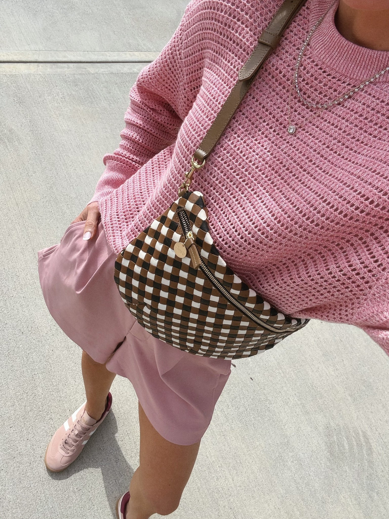 Casual spring mom on the go outfit. I'm wearing size small in top and xs in bottoms 