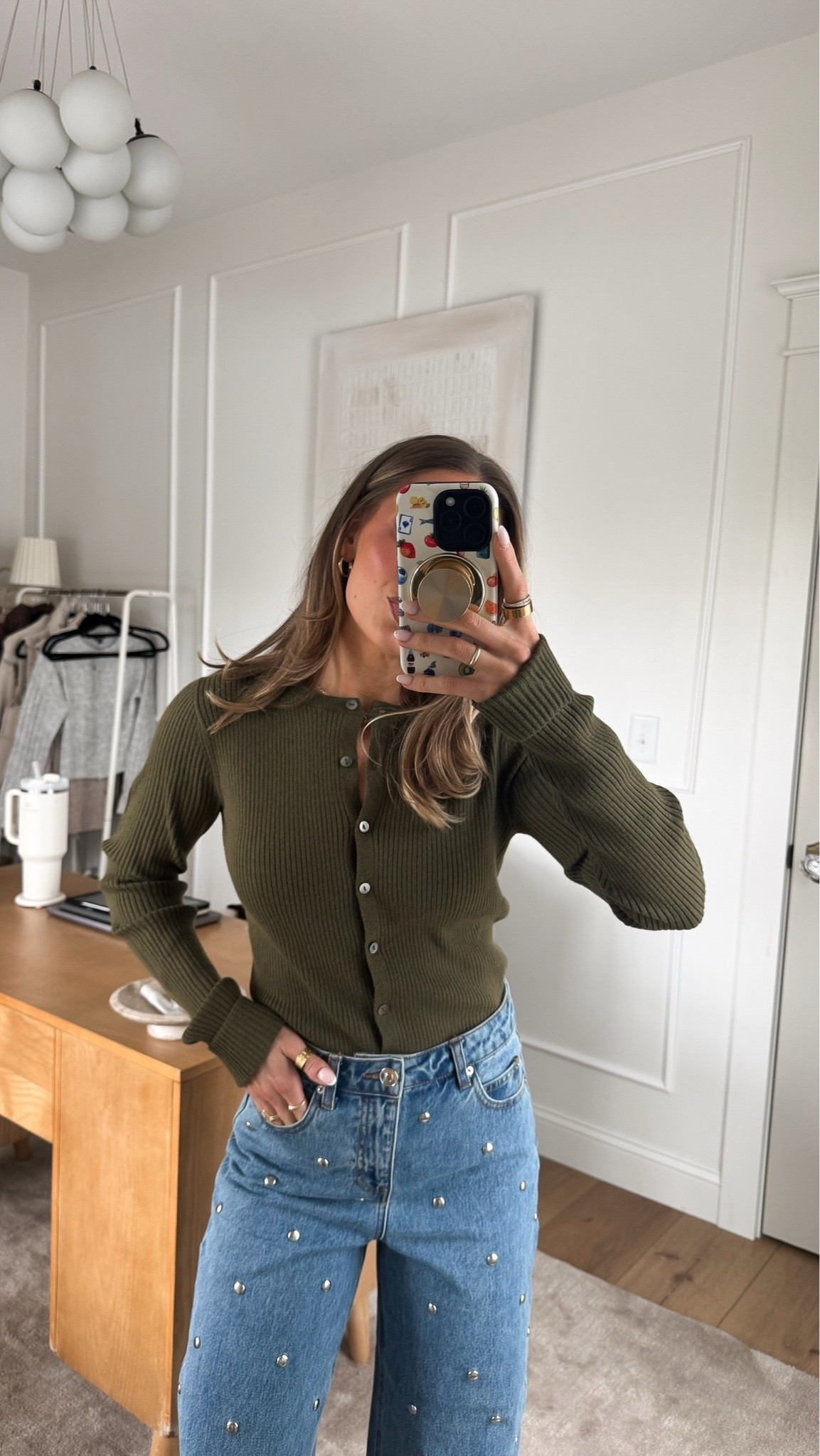 Excuse me while I go buy every color in this cardigan! It looks so perfect with the barrel jeans! 😍

runs TTS + wearing an XS!  

 

#LTKGiftGuide #LTKHoliday #LTKSeasonal